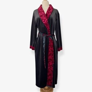 Gilligan o'Malley red black velvet robe S/M